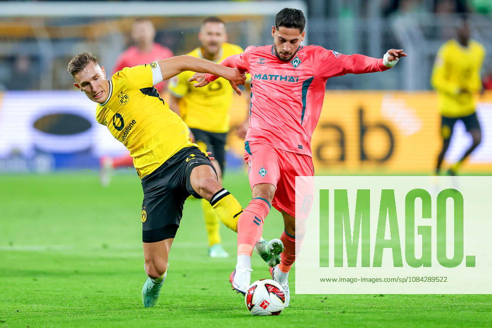 Fußball, Borussia Dortmund - SV Werder Bremen, 1. Fußball Bundesliga, 05. Spieltag, Signal Iduna Park, Saison 2026 27: Nico Schlotterbeck (BVB 04) im Zweikampf gegen Ludovit Reis (Werder Bremen 15) DFB regulations prohibit any use of photographs as image sequences and or quasi-video. Nordrhein-Westfalen Deutschland