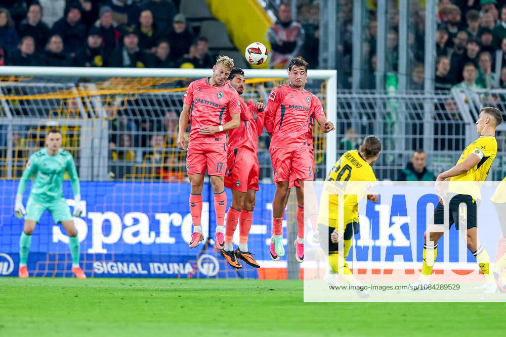 Fußball, Borussia Dortmund - SV Werder Bremen, 1. Fußball Bundesliga, 05. Spieltag, Signal Iduna Park, Saison 2026 27: Marcel Sabitzer (BVB 20) beim Schuss des Freistoß über die Mauer von Marco Grüll (Werder Bremen 17) Eren Dinkci (Werder Bremen 18) Olivier Deman (Werder Bremen 02) Niclas Füllkrug (Werder Bremen 10) auf das Tor von Karl Hein (Werder Bremen 01) DFB regulations prohibit any use of photographs as image sequences and or quasi-video. Nordrhein-Westfalen Deutschland