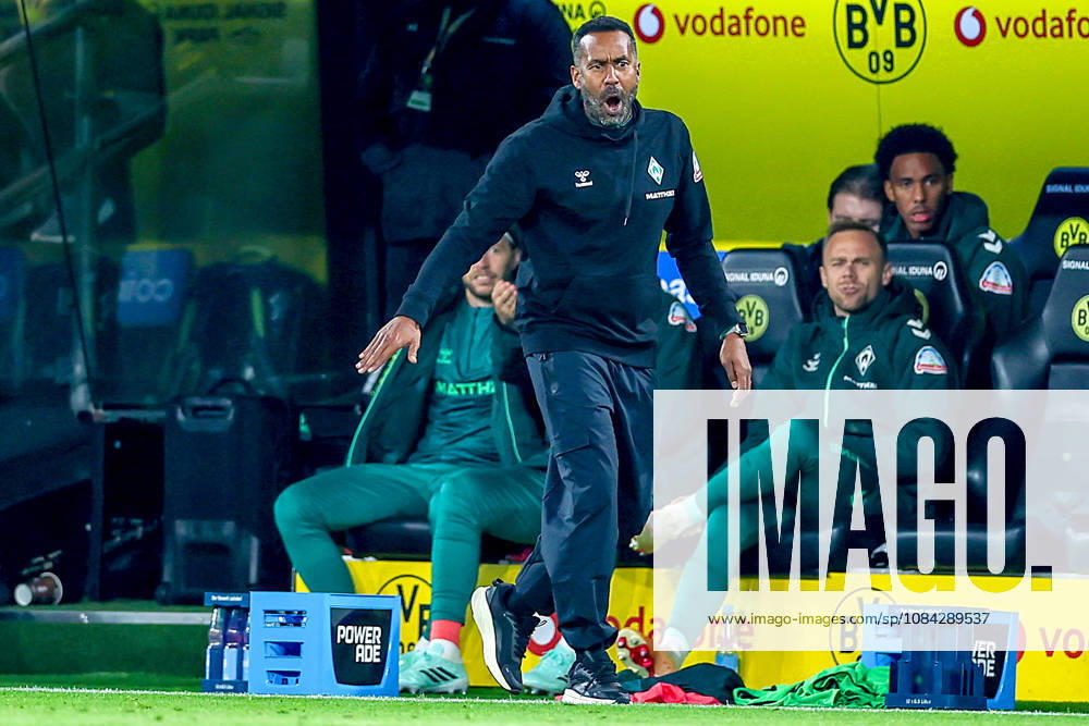 Fußball, Borussia Dortmund - SV Werder Bremen, 1. Fußball Bundesliga, 05. Spieltag, Signal Iduna Park, Saison 2026 27: Cheftrainer Daniel Thioune (Werder Bremen hc) Cheftrainer Daniel Thioune (Werder Bremen hc) gestikulierend am Spielfeldrand DFB regulations prohibit any use of photographs as image sequences and or quasi-video. Nordrhein-Westfalen Deutschland