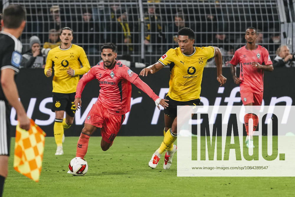 Fussball 1.Bundesliga, Borussia Dortmund - SV Werder Bremen v.l. Laufduell zwischen Ludovit Reis (15, Bremen) und Jobe Bellingham (7, Dortmund) Dortmund