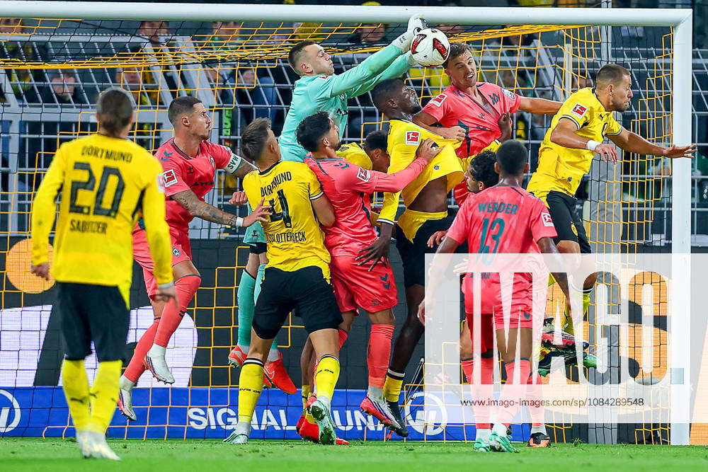 Fußball, Borussia Dortmund - SV Werder Bremen, 1. Fußball Bundesliga, 05. Spieltag, Signal Iduna Park, Saison 2026 27: Karl Hein (Werder Bremen 01) verteidigt im Strafraum gegen Serhou Guirassy (BVB 09) Nico Schlotterbeck (BVB 04) Waldemar Anton (BVB 03) DFB regulations prohibit any use of photographs as image sequences and or quasi-video. Nordrhein-Westfalen Deutschland