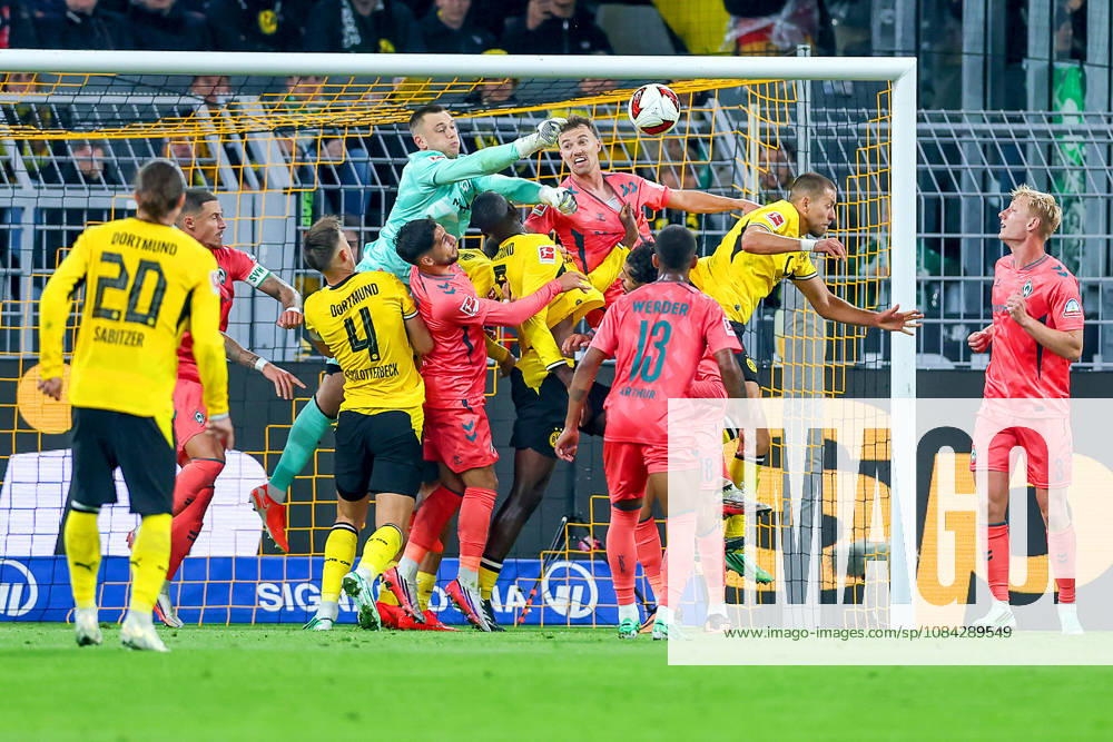 Fußball, Borussia Dortmund - SV Werder Bremen, 1. Fußball Bundesliga, 05. Spieltag, Signal Iduna Park, Saison 2026 27: Karl Hein (Werder Bremen 01) verteidigt im Strafraum gegen Serhou Guirassy (BVB 09) Nico Schlotterbeck (BVB 04) Waldemar Anton (BVB 03) DFB regulations prohibit any use of photographs as image sequences and or quasi-video. Nordrhein-Westfalen Deutschland
