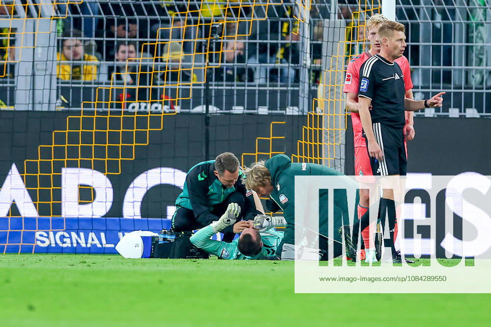 Fußball, Borussia Dortmund - SV Werder Bremen, 1. Fußball Bundesliga, 05. Spieltag, Signal Iduna Park, Saison 2026 27: Karl Hein (Werder Bremen 01) liegt mit Schmerzen auf dem Spielfeld und muss behandelt werden DFB regulations prohibit any use of photographs as image sequences and or quasi-video. Nordrhein-Westfalen Deutschland