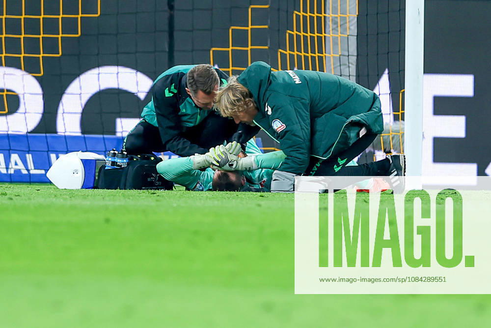 Fußball, Borussia Dortmund - SV Werder Bremen, 1. Fußball Bundesliga, 05. Spieltag, Signal Iduna Park, Saison 2026 27: Karl Hein (Werder Bremen 01) liegt mit Schmerzen auf dem Spielfeld und muss behandelt werden DFB regulations prohibit any use of photographs as image sequences and or quasi-video. Nordrhein-Westfalen Deutschland