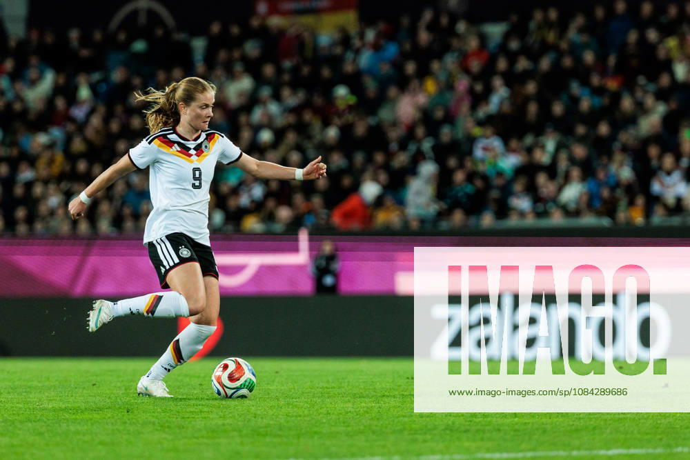 Sjoeke Nuesken (Nüsken, Germany, 9) controls the ball during the International Friendly, Länderspiel, Nationalmannschaft match between Germany vs. Australia at BBBank Wildpark on October 09, 2026 in Karlsruhe, Germany. Germany