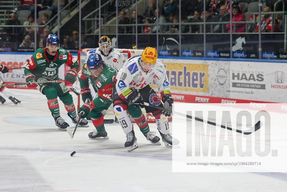Im Zweikampf, Aktion, mit Enrico Henriquez-Morales 52 (Augsburger Panther), C.J.Smith (Fischtown Pinguins 19), Augsburger Panther vs. Fischtown Pinguins, 7. Spieltag, Eishockey, Penny-DEL, 09.10.2026 Augsburg Bayern Deutschland