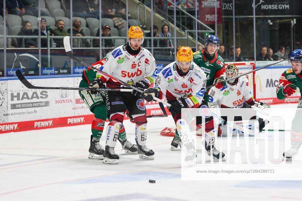 Im Zweikampf, Aktion, mit Vladimir Eminger (Fischtown Pinguins 22), Parker Tuomie (Fischtown Pinguins 6), Augsburger Panther vs. Fischtown Pinguins, 7. Spieltag, Eishockey, Penny-DEL, 09.10.2026 Augsburg Bayern Deutschland