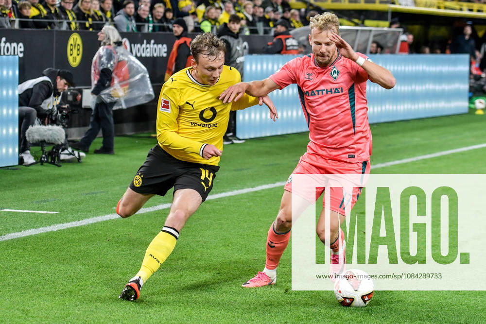 V. li. im Zweikampf Maximilian Beier (Dortmund 14) Marco Grüll Gruell (Bremen 17) 09.10.2026 ¢ Fussball ¢ Borussia Dortmund vs SV Werder Bremen, Signal Iduna Park, Dortmund, DFB DFL REGULATIONS PROHIBIT ANY USE OF PHOTOGRAPHS AS IMAGE SEQUENCES AND OR QUASI-VIDEO NRW Germany