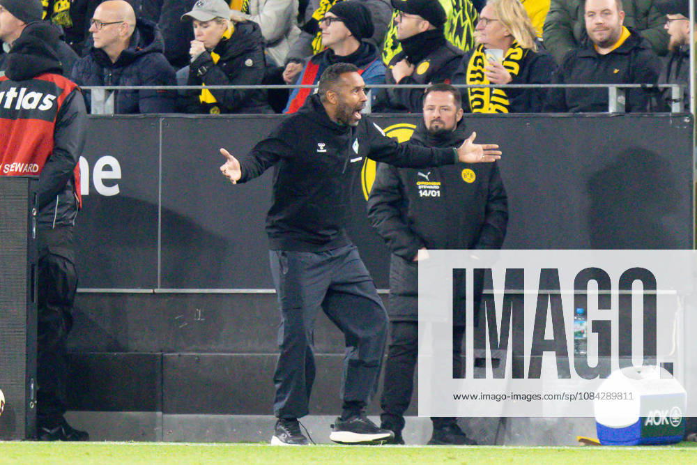 Dortmund, Deutschland 09. Oktober 2026: 1. BL - 2026 2027 - Sp. 5 - Borussia Dortmund gegen SV Werder Bremen Im Bild: Trainer Daniel Thioune (SVW) gibt Anweisungen am Spielfeldrand DFL DFB regulations prohibit any use of photographs as image sequences and or quasi-video. Signal Iduna Park Nordrhein Westfalen