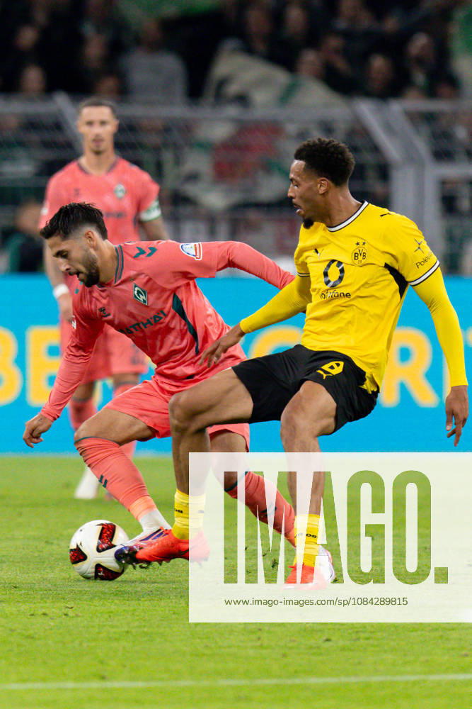 Dortmund, Deutschland 09. Oktober 2026: 1. BL - 2026 2027 - Sp. 5 - Borussia Dortmund gegen SV Werder Bremen Im Bild: v. li. im Zweikampf Ludovit Reis (SVW) und Felix Nmecha (BVB) DFL DFB regulations prohibit any use of photographs as image sequences and or quasi-video. Signal Iduna Park Nordrhein Westfalen