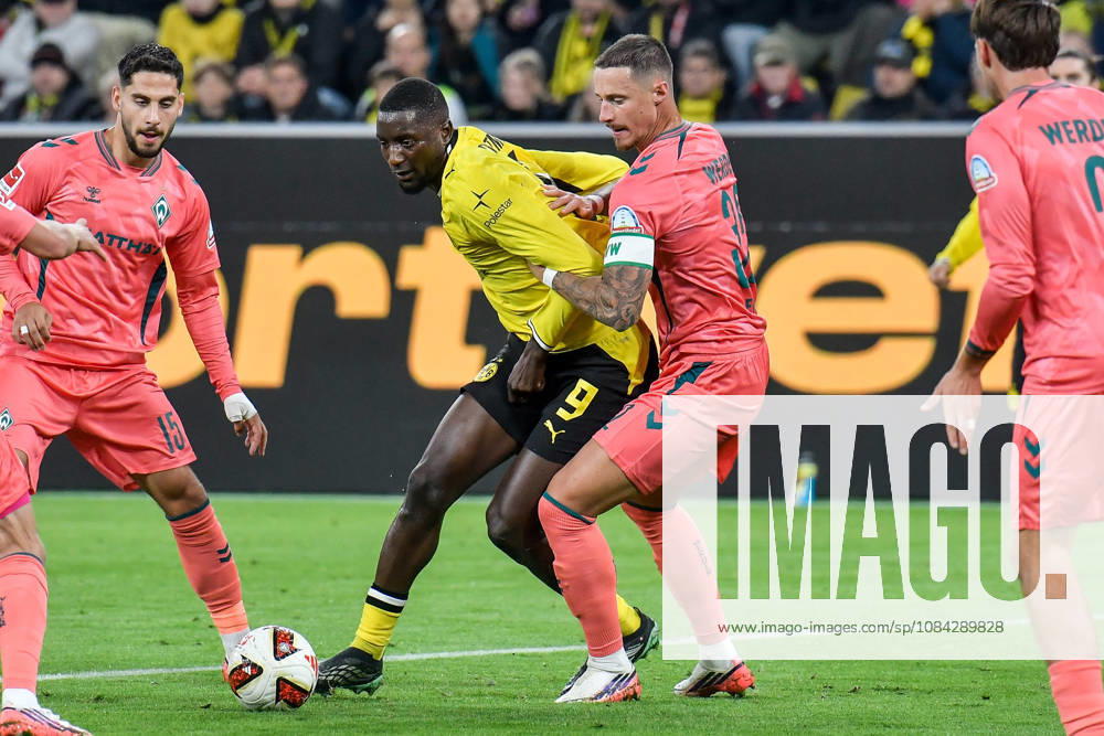 V. li. im Zweikampf Serhou Guirassy (Dortmund 9) Marco Friedl (Bremen 32) 09.10.2026 ¢ Fussball ¢ Borussia Dortmund vs SV Werder Bremen, Signal Iduna Park, Dortmund, DFB DFL REGULATIONS PROHIBIT ANY USE OF PHOTOGRAPHS AS IMAGE SEQUENCES AND OR QUASI-VIDEO NRW Germany
