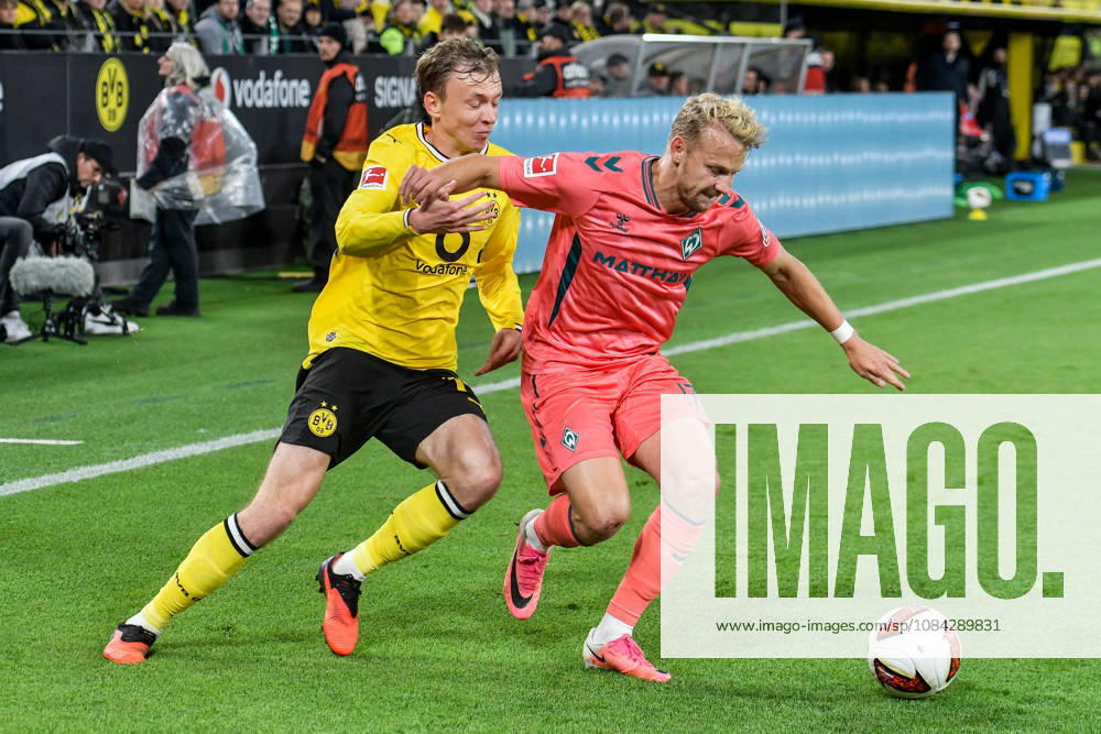 V. li. im Zweikampf Maximilian Beier (Dortmund 14) Marco Grüll Gruell (Bremen 17) 09.10.2026 ¢ Fussball ¢ Borussia Dortmund vs SV Werder Bremen, Signal Iduna Park, Dortmund, DFB DFL REGULATIONS PROHIBIT ANY USE OF PHOTOGRAPHS AS IMAGE SEQUENCES AND OR QUASI-VIDEO NRW Germany