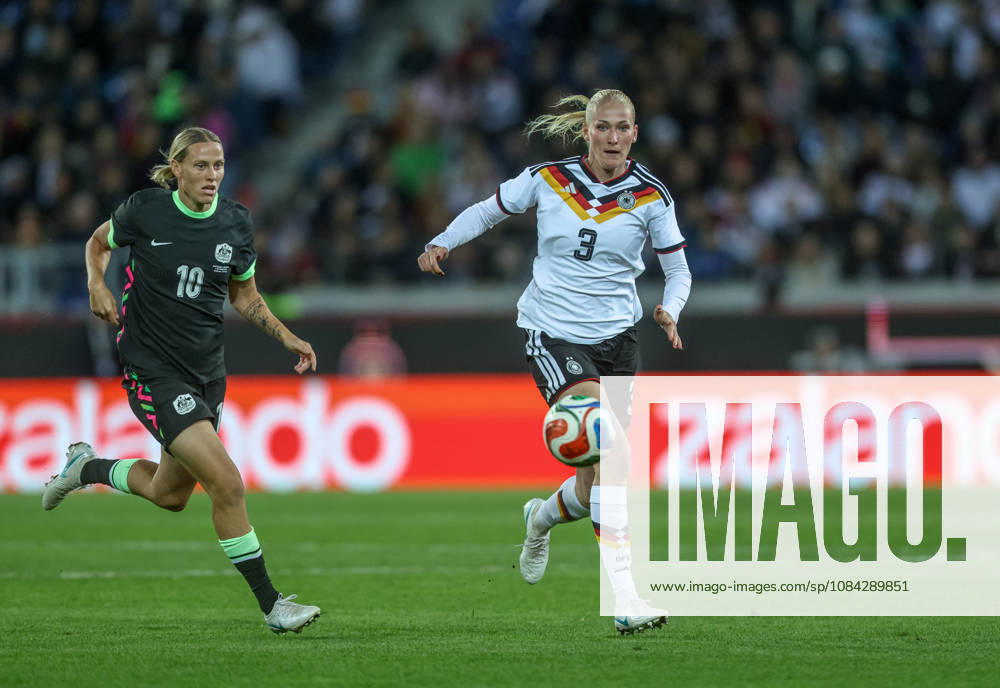 GER, Karlsruhe, Deutschland vs Australien, FIFA, DFB, Fussball, Spielzeit 2026 2027, BBBank Wildpark, Freundschaftsspiel im Bild v.l.: Emily van Egmond (Australien 10), Camilla Küver (Deutschland, Frauen Nationalmannschaft) DFB DFL REGULATIONS PROHIBIT ANY USE OF PHOTOGRAPHS AS IMAGE SEQUENCES AND OR QUASI-VIDEO