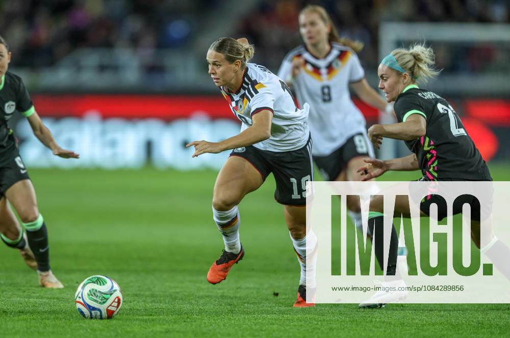 GER, Karlsruhe, Deutschland vs Australien, FIFA, DFB, Fussball, Spielzeit 2026 2027, BBBank Wildpark, Freundschaftsspiel im Bild v.l.: Klara Bühl (Deutschland, Frauen Nationalmannschaft), Ellie Carpenter (Australien 21) DFB DFL REGULATIONS PROHIBIT ANY USE OF PHOTOGRAPHS AS IMAGE SEQUENCES AND OR QUASI-VIDEO