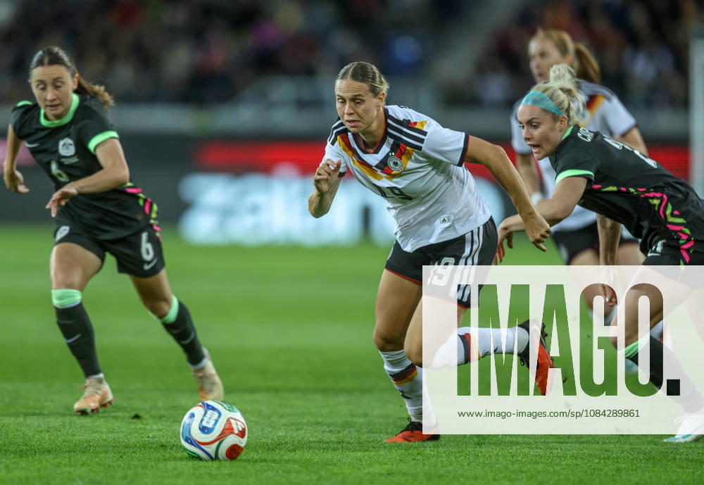 GER, Karlsruhe, Deutschland vs Australien, FIFA, DFB, Fussball, Spielzeit 2026 2027, BBBank Wildpark, Freundschaftsspiel im Bild v.l.: Klara Bühl (Deutschland, Frauen Nationalmannschaft), Ellie Carpenter (Australien 21) DFB DFL REGULATIONS PROHIBIT ANY USE OF PHOTOGRAPHS AS IMAGE SEQUENCES AND OR QUASI-VIDEO