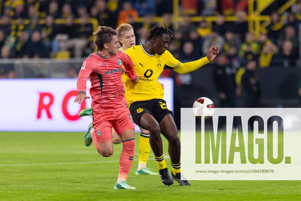 Dortmund, Deutschland 09. Oktober 2026: 1. BL - 2026 2027 - Sp. 5 - Borussia Dortmund gegen SV Werder Bremen Im Bild: v. li. im Zweikampf Chuki (SVW) und Joane Gadou (BVB) DFL DFB regulations prohibit any use of photographs as image sequences and or quasi-video. Signal Iduna Park Nordrhein Westfalen