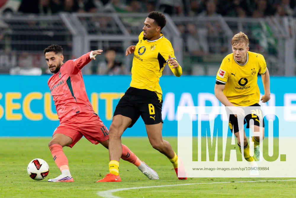 Dortmund, Deutschland 09. Oktober 2026: 1. BL - 2026 2027 - Sp. 5 - Borussia Dortmund gegen SV Werder Bremen Im Bild: v. li. im Zweikampf Ludovit Reis (SVW) und Felix Nmecha (BVB) DFL DFB regulations prohibit any use of photographs as image sequences and or quasi-video. Signal Iduna Park Nordrhein Westfalen