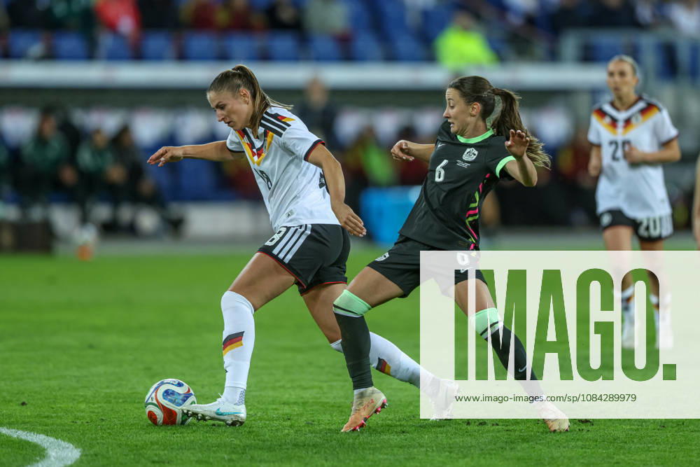 GER, Karlsruhe, Deutschland vs Australien, FIFA, DFB, Fussball, Spielzeit 2026 2027, BBBank Wildpark, Freundschaftsspiel im Bild v.l.: Melissa Kössler (Deutschland, Frauen Nationalmannschaft), Clare Wheeler (Australien 6) DFB DFL REGULATIONS PROHIBIT ANY USE OF PHOTOGRAPHS AS IMAGE SEQUENCES AND OR QUASI-VIDEO