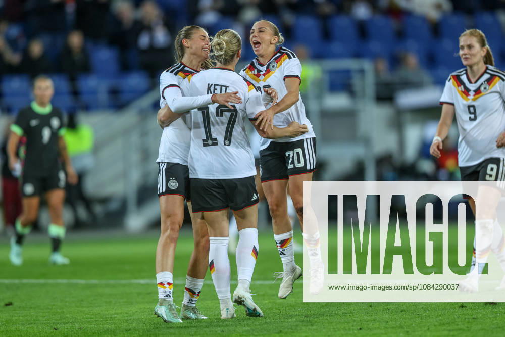 GER, Karlsruhe, Deutschland vs Australien, FIFA, DFB, Fussball, Spielzeit 2026 2027, BBBank Wildpark, Freundschaftsspiel im Bild: Franziska Kett (Deutschland, Frauen Nationalmannschaft), Tor, Jubel und Freude, Emotionen für Melissa Kössler (Deutschland, Frauen Nationalmannschaft) mit Elisa Senß (Deutschland, Frauen Nationalmannschaft) und Jule Brand (Deutschland, Frauen Nationalmannschaft) DFB DFL REGULATIONS PROHIBIT ANY USE OF PHOTOGRAPHS AS IMAGE SEQUENCES AND OR QUASI-VIDEO