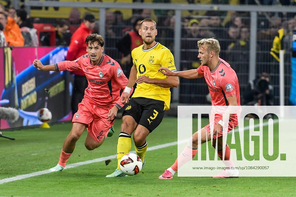 V. li. im Kampf um den Ball Olivier Deman (Bremen 2) Waldemar Anton (Dortmund 3) Marco Grüll Gruell (Bremen 17) 09.10.2026 ¢ Fussball ¢ Borussia Dortmund vs SV Werder Bremen, Signal Iduna Park, Dortmund, DFB DFL REGULATIONS PROHIBIT ANY USE OF PHOTOGRAPHS AS IMAGE SEQUENCES AND OR QUASI-VIDEO NRW Germany
