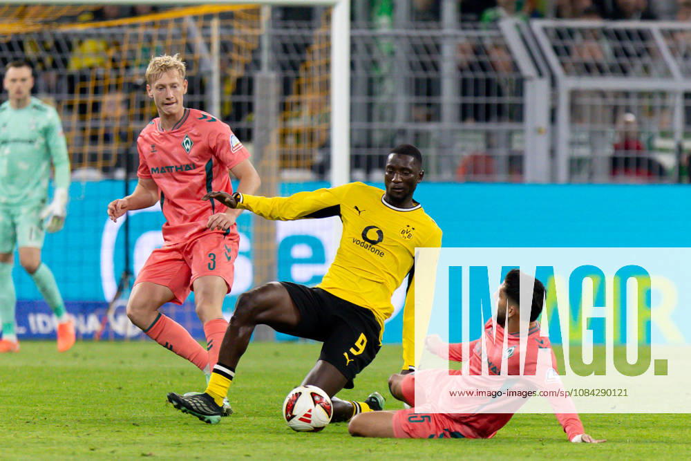 Dortmund, Deutschland 09. Oktober 2026: 1. BL - 2026 2027 - Sp. 5 - Borussia Dortmund gegen SV Werder Bremen Im Bild: v. li. im Zweikampf Serhou Guirassy (BVB) und Ludovit Reis (SVW) DFL DFB regulations prohibit any use of photographs as image sequences and or quasi-video. Signal Iduna Park Nordrhein Westfalen