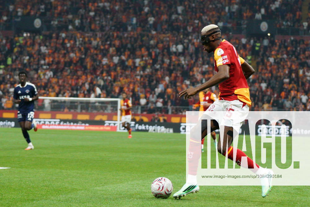 Victor Osimhen (C) of Galatasaray controls the ball during the Turkish Super League 2026 27 match between Galatasaray and Kasimpasa at RAMS Park Stadium in Istanbul, Turkey, on October 9, 2026. Sariyer Turkey - ZUMAu194 20261009_zip_u194_022