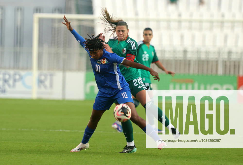 Algerie vs Republique centrafricaine feminine (Qualifications JO Dafeur Marine Alfreda (R) Joueuse d Algerie se bat pour le ballon, avec Dongole Tidot Rachelle de Republique centrafricaine, lors du match Algerie contre Republique centrafricaine feminine, Qualifications JO Los Angeles 2028, au Stade de 5 Juillet a Alger, en Algerie, le 09 Octobre 2026 (Photo By Billel Bensalem APPImages) Alger Algerie