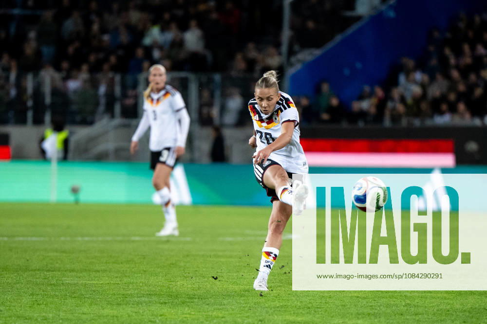 GER, Fussball, Frauen, Länderspiel, Karlsruhe, Deutschland vs. Australien Elisa Senß ( Deutschland, 20 ) am Ball Karlsruhe BBBank Wildpark Baden-Württemberg Deutschland