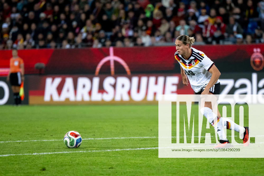 GER, Fussball, Frauen, Länderspiel, Karlsruhe, Deutschland vs. Australien Klara Bühl ( Deutschland, 19 ) am Ball, dahinter Karlsruhe Branding Karlsruhe BBBank Wildpark Baden-Württemberg Deutschland