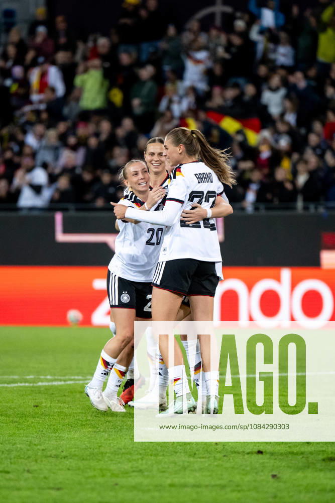 GER, Fussball, Frauen, Länderspiel, Karlsruhe, Deutschland vs. Australien Elisa Senß ( Deutschland, 20 ), Klara Bühl ( Deutschland, 19 ), Jule Brand ( Deutschland, 22 ) jubeln über das Tor zum 1:0 Karlsruhe BBBank Wildpark Baden-Württemberg Deutschland