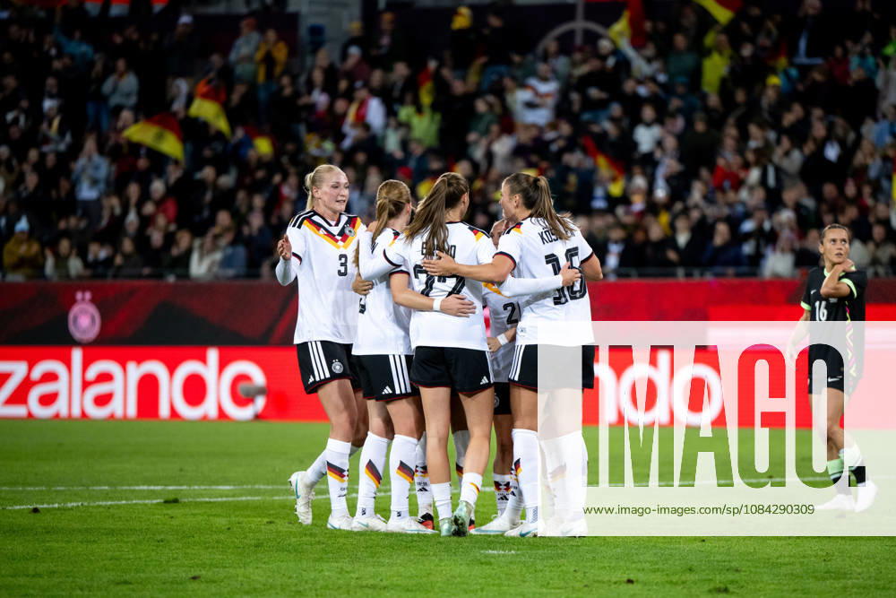 GER, Fussball, Frauen, Länderspiel, Karlsruhe, Deutschland vs. Australien Camilla Küver ( Deutschland, 3 ), Sjoeke Nüsken ( Deutschland, 9 ), Jule Brand ( Deutschland, 22 ), Melissa Kössler ( Deutschland. 18 ) jubeln über das Tor zum 1:0 Karlsruhe BBBank Wildpark Baden-Württemberg Deutschland