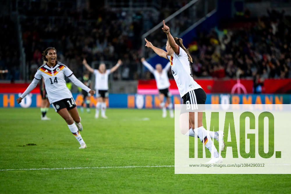 GER, Fussball, Frauen, Länderspiel, Karlsruhe, Deutschland vs. Australien Melissa Kössler ( Deutschland. 18 ), Cora Zicai ( Deutschland, 14 ) jubeln über das Tor zum 2:0 Karlsruhe BBBank Wildpark Baden-Württemberg Deutschland