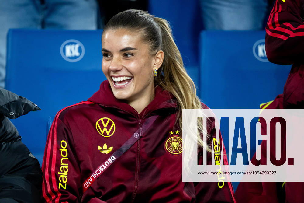 GER, Fussball, Frauen, Länderspiel, Karlsruhe, Deutschland vs. Australien Selina Cerci ( Deutschland ) lacht auf der Tribüne Karlsruhe BBBank Wildpark Baden-Württemberg Deutschland