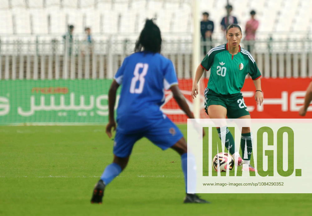 Algerie vs Republique centrafricaine feminine (Qualifications JO Ould Braham Amira (R) Joueuse d Algerie se bat pour le ballon, avec Yemele Emestine de Republique centrafricaine, lors du match Algerie contre Republique centrafricaine feminine, Qualifications JO Los Angeles 2028, au Stade de 5 Juillet a Alger, en Algerie, le 09 Octobre 2026 (Photo By Billel Bensalem APPImages) Alger Algerie