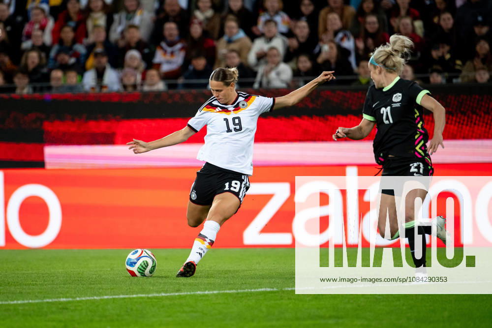 GER, Fussball, Frauen, Länderspiel, Karlsruhe, Deutschland vs. Australien Klara Bühl ( Deutschland, 19 ) am Ball, daneben Ellie Carpenter ( Australien, 21 ) Karlsruhe BBBank Wildpark Baden-Württemberg Deutschland