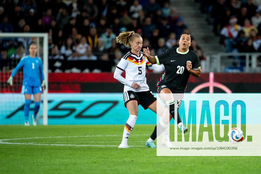 GER, Fussball, Frauen, Länderspiel, Karlsruhe, Deutschland vs. Australien Janina Minge ( Deutschland, 5 ) im Zweikampf mit Samantha Kerr ( Australien, 20 ) Karlsruhe BBBank Wildpark Baden-Württemberg Deutschland
