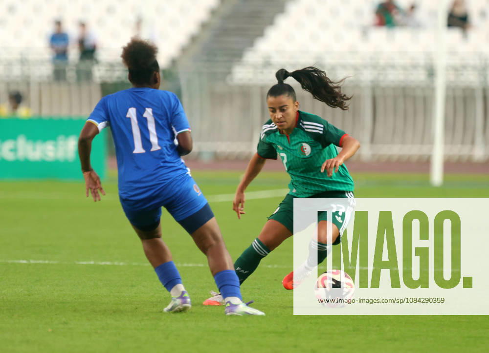 Algerie vs Republique centrafricaine feminine (Qualifications JO Belloumou Ines(R) Joueuse d Algerie se bat pour le ballon, avec Danguiat Avrila de Republique centrafricaine, lors du match Algerie contre Republique centrafricaine feminine, Qualifications JO Los Angeles 2028, au Stade de 5 Juillet a Alger, en Algerie, le 09 Octobre 2026 (Photo By Billel Bensalem APPImages) Alger Algerie