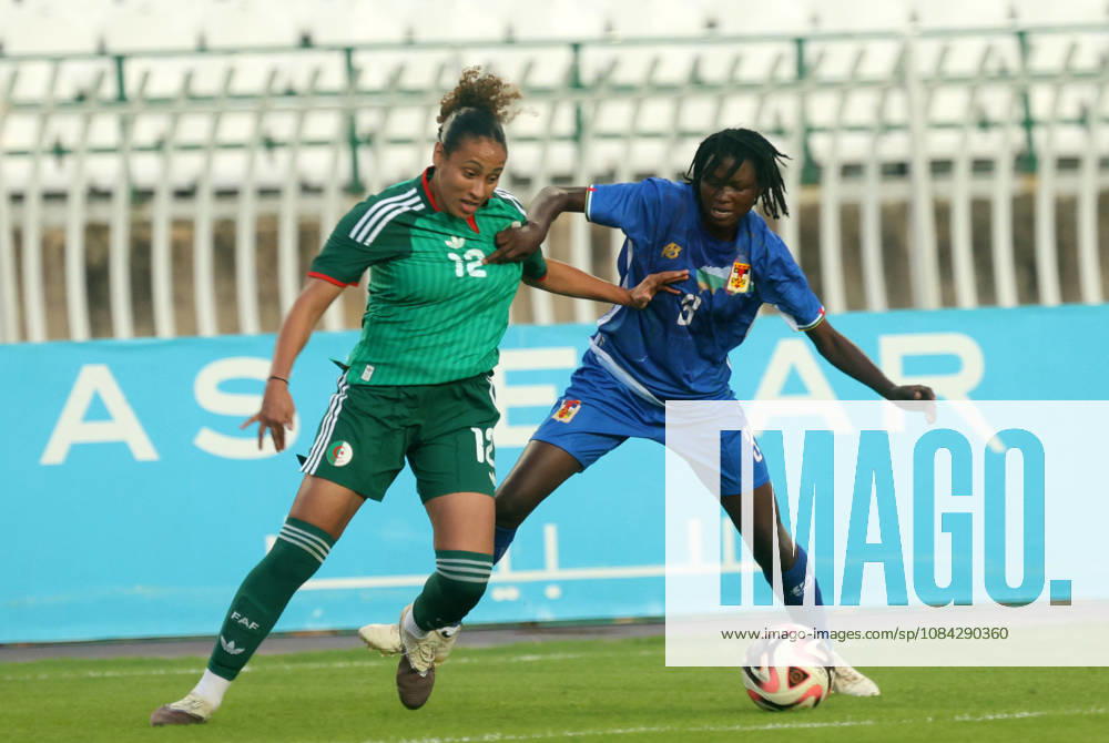 Algerie vs Republique centrafricaine feminine (Qualifications JO Adjabi Lkram (L) Joueuse d Algerie se bat pour le ballon, avec Sama Gemimo de Republique centrafricaine, lors du match Algerie contre Republique centrafricaine feminine, Qualifications JO Los Angeles 2028, au Stade de 5 Juillet a Alger, en Algerie, le 09 Octobre 2026 (Photo By Billel Bensalem APPImages) Alger Algerie