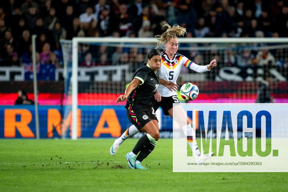 GER, Fussball, Frauen, Länderspiel, Karlsruhe, Deutschland vs. Australien Janina Minge ( Deutschland, 5 ) im Zweikampf mit Samantha Kerr ( Australien, 20 ) Karlsruhe BBBank Wildpark Baden-Württemberg Deutschland