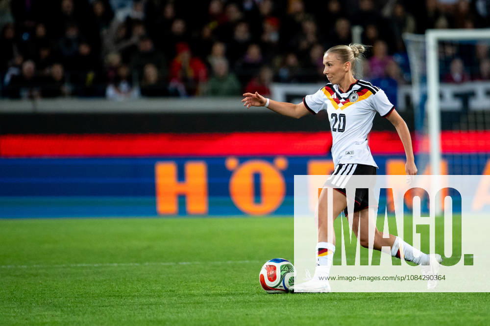 GER, Fussball, Frauen, Länderspiel, Karlsruhe, Deutschland vs. Australien Elisa Senß ( Deutschland, 20 ) am Ball Karlsruhe BBBank Wildpark Baden-Württemberg Deutschland