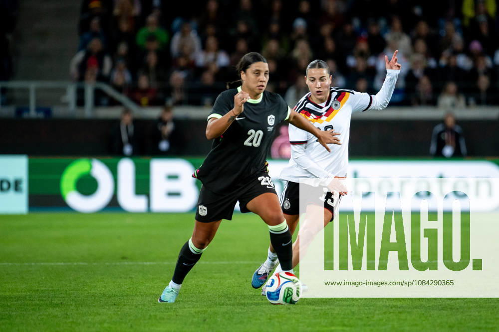 GER, Fussball, Frauen, Länderspiel, Karlsruhe, Deutschland vs. Australien Samantha Kerr ( Australien, 20 ) im Zweikampf mit Carlotta Wamser ( Deutschland, 13 ) Karlsruhe BBBank Wildpark Baden-Württemberg Deutschland