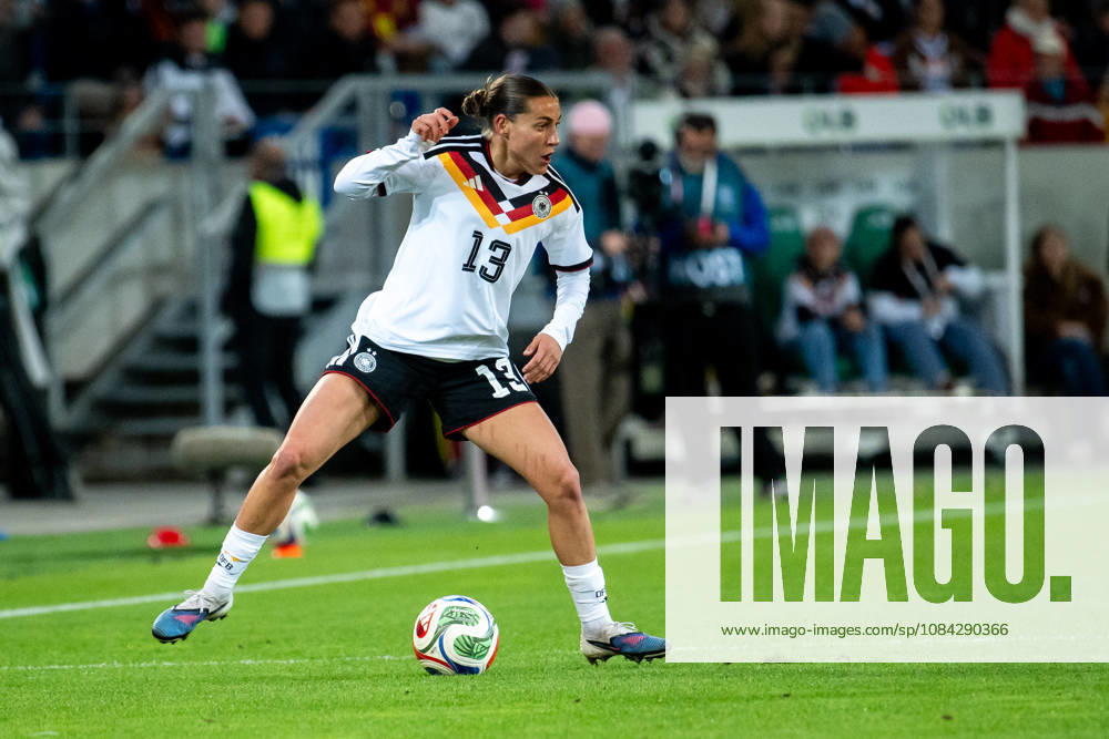 GER, Fussball, Frauen, Länderspiel, Karlsruhe, Deutschland vs. Australien Carlotta Wamser ( Deutschland, 13 ) am Ball Karlsruhe BBBank Wildpark Baden-Württemberg Deutschland