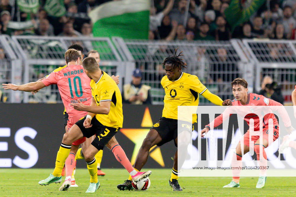 Dortmund, Deutschland 09. Oktober 2026: 1. BL - 2026 2027 - Sp. 5 - Borussia Dortmund gegen SV Werder Bremen Im Bild: v. li. im Zweikampf Niclas Füllkrug Fuellkrug (SVW), Waldemar Anton (BVB), Joane Gadou (BVB), Chuki (SVW) DFL DFB regulations prohibit any use of photographs as image sequences and or quasi-video. Signal Iduna Park Nordrhein Westfalen