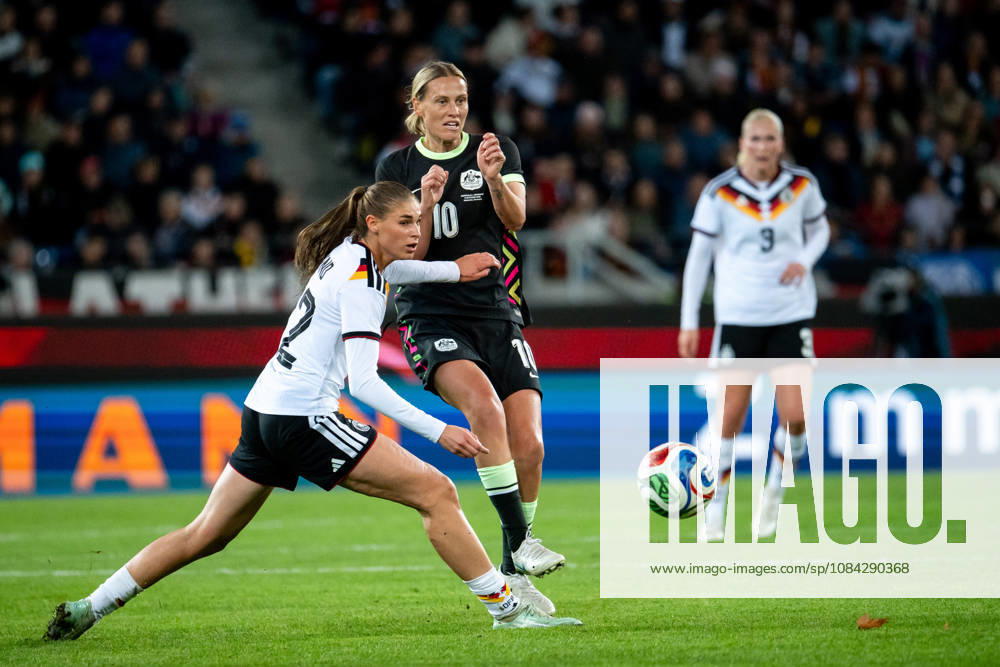 GER, Fussball, Frauen, Länderspiel, Karlsruhe, Deutschland vs. Australien Jule Brand ( Deutschland, 22 ) im Zweikampf mit Emily van Egmond ( Australien, 10 ) Karlsruhe BBBank Wildpark Baden-Württemberg Deutschland