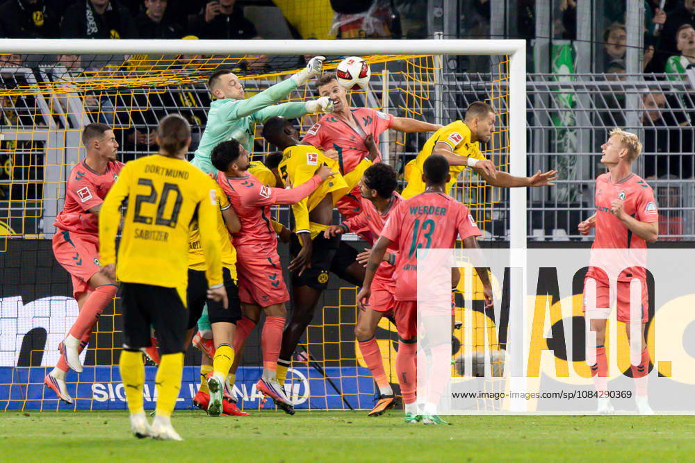Dortmund, Deutschland 09. Oktober 2026: 1. BL - 2026 2027 - Sp. 5 - Borussia Dortmund gegen SV Werder Bremen Im Bild: Torhüter Karl Hein (SVW) pariert den Schuss auf das Tor DFL DFB regulations prohibit any use of photographs as image sequences and or quasi-video. Signal Iduna Park Nordrhein Westfalen