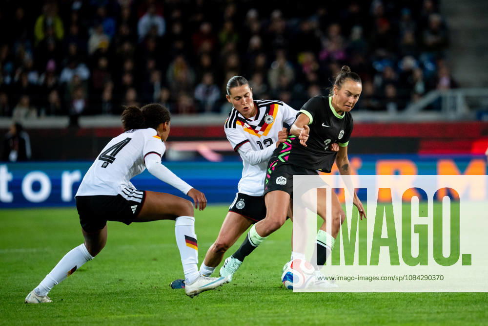 GER, Fussball, Frauen, Länderspiel, Karlsruhe, Deutschland vs. Australien Carlotta Wamser ( Deutschland, 13 ) im Zweikampf mit Caitlin Foord ( Australien, 9 ), daneben Cora Zicai ( Deutschland, 14 ) Karlsruhe BBBank Wildpark Baden-Württemberg Deutschland