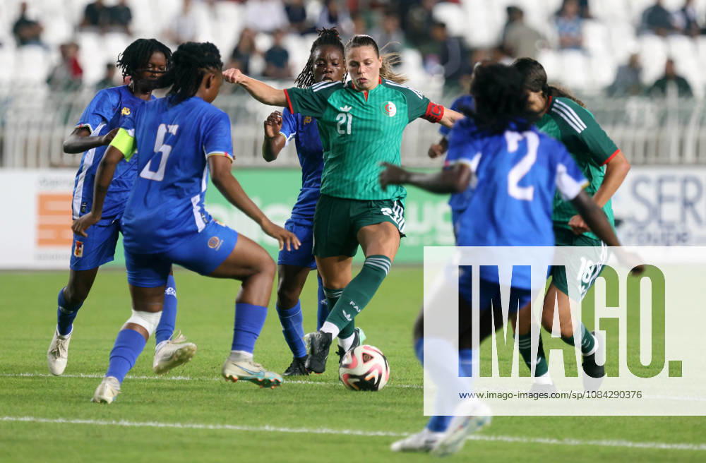 Algerie vs Republique centrafricaine feminine (Qualifications JO Ould Marine Alfreda (C) Joueuse d Algerie se bat pour le ballon,, lors du match Algerie contre Republique centrafricaine feminine, Qualifications JO Los Angeles 2028, au Stade de 5 Juillet a Alger, en Algerie, le 09 Octobre 2026 (Photo By Billel Bensalem APPImages) Alger Algerie