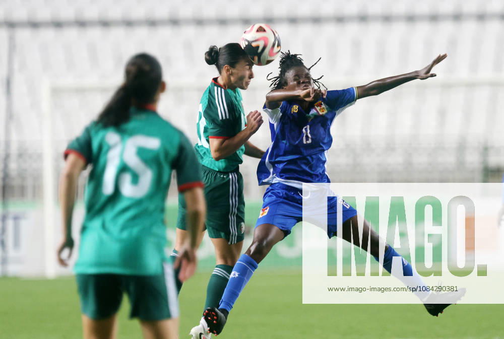 Algerie vs Republique centrafricaine feminine (Qualifications JO Ould Braham Amira (C) Joueuse d Algerie se bat pour le ballon, avec Yemela Emestine Raphaella de Republique centrafricaine, lors du match Algerie contre Republique centrafricaine feminine, Qualifications JO Los Angeles 2028, au Stade de 5 Juillet a Alger, en Algerie, le 09 Octobre 2026 (Photo By Billel Bensalem APPImages) Alger Algerie