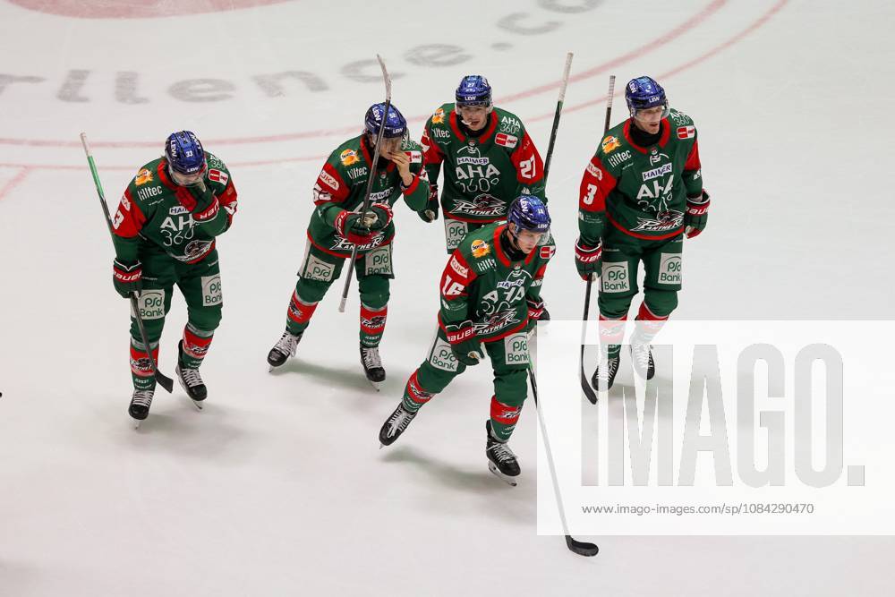 Die Mannschaft freut sich ueber das Tor von Cameron Wright 16 (Augsburger Panther) zum 2:0, Augsburger Panther vs. Fischtown Pinguins, 7. Spieltag, Eishockey, Penny-DEL, 09.10.2026 Augsburg Bayern Deutschland