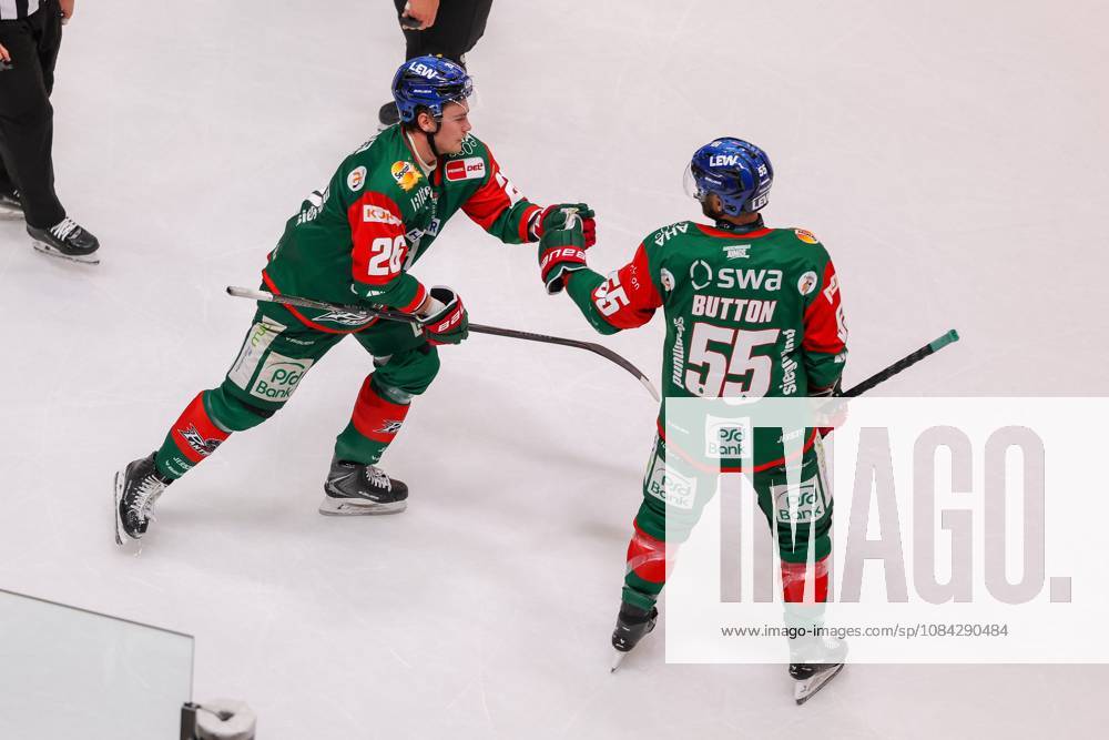 Alexander Blank 26 (Augsburger Panther) trifft das Tor zum 3:0, Ryan Button 55 (Augsburger Panther), Augsburger Panther vs. Fischtown Pinguins, 7. Spieltag, Eishockey, Penny-DEL, 09.10.2026 Augsburg Bayern Deutschland